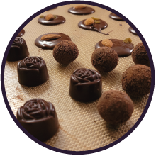 Bombones y trufas Kimaya sobre papel de horno