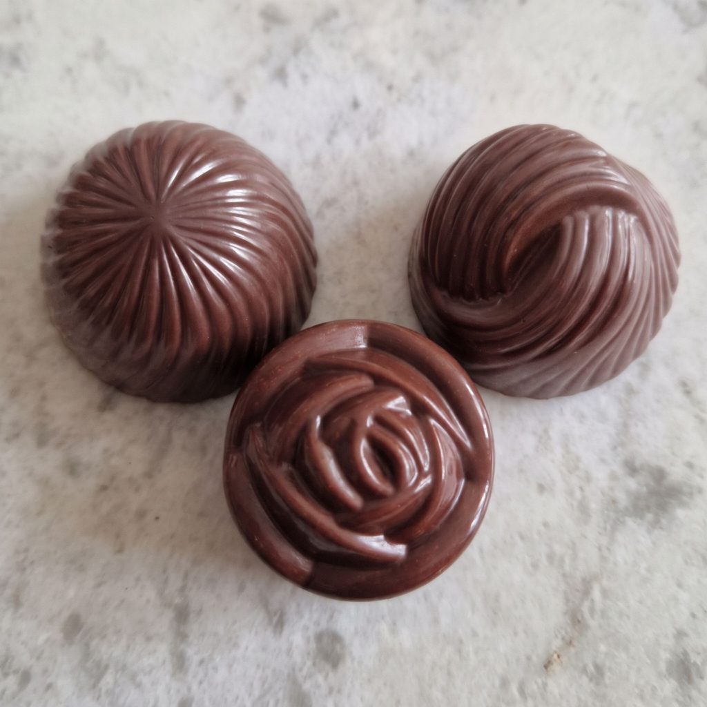 Bombones Surtidos Kimaya: tres bombones de chocolate